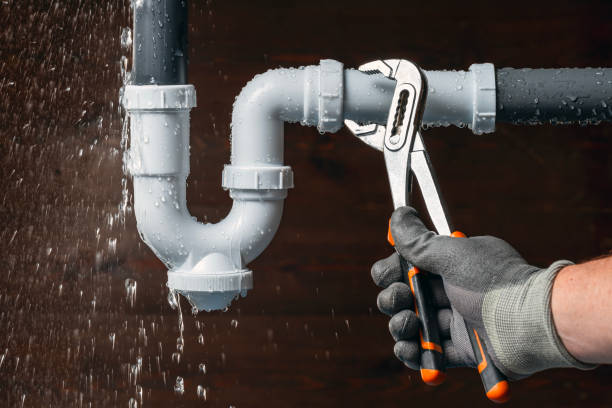 Professional Emergency Plumber technician working in La Russell, MO